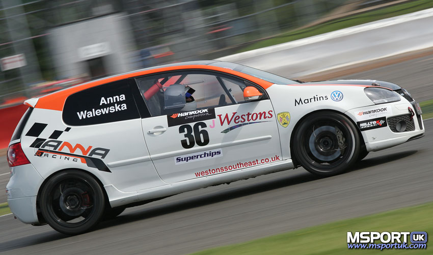 Loading : ANNA WALEWSKA, VW GOLF Mk.V 2.0 GTI...