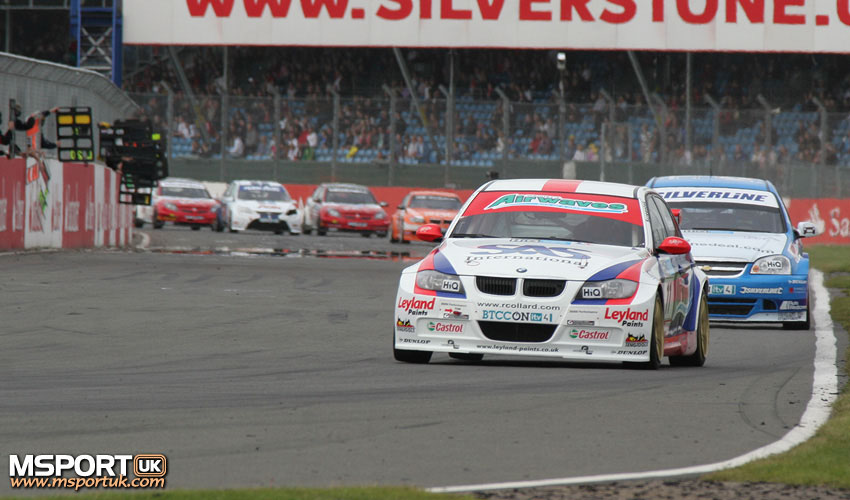 Loading : COLLARD LEADS RACE 1...