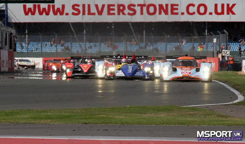 Loading : ASTON MARTIN LEADS RACE START...