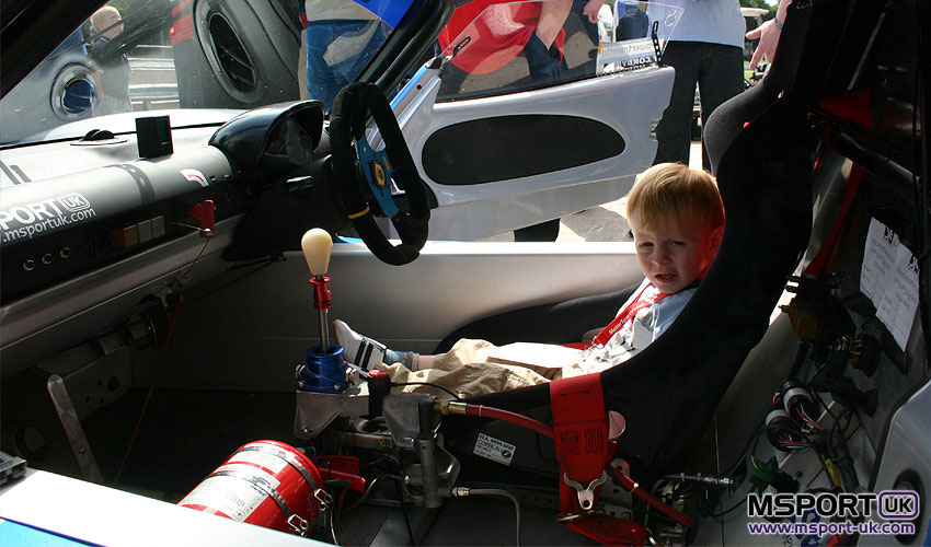 Loading : A YOUNG FAN TAKES THE TEAM JEDI RACING HOT SEAT...